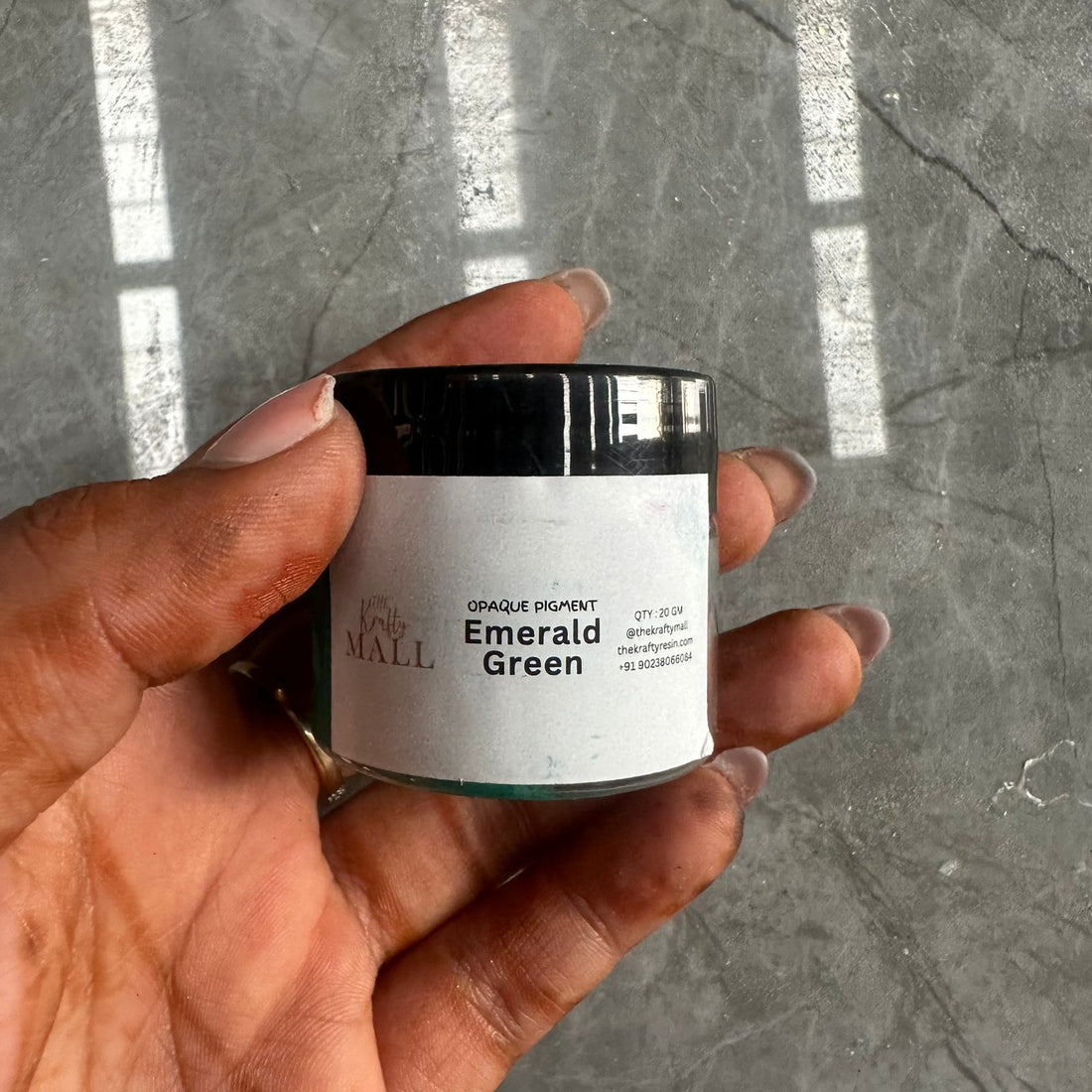 Emerald green opaque pigment