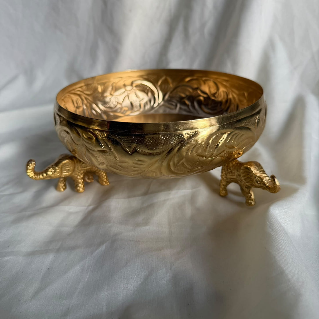 Round urli stand elephant