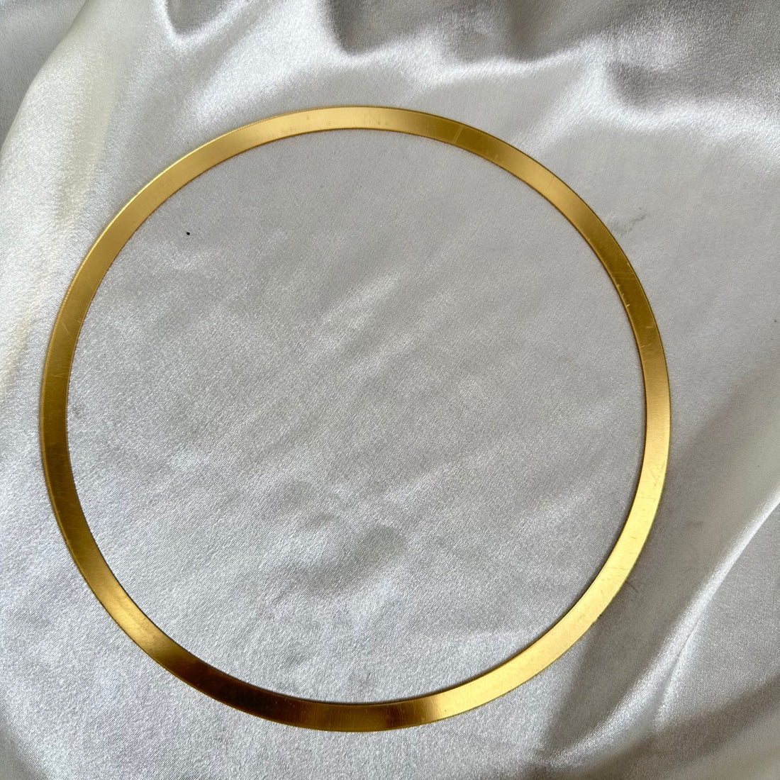 Gold acrylic border ring 22 cms