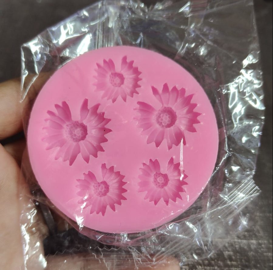 5 cavity daisy mould