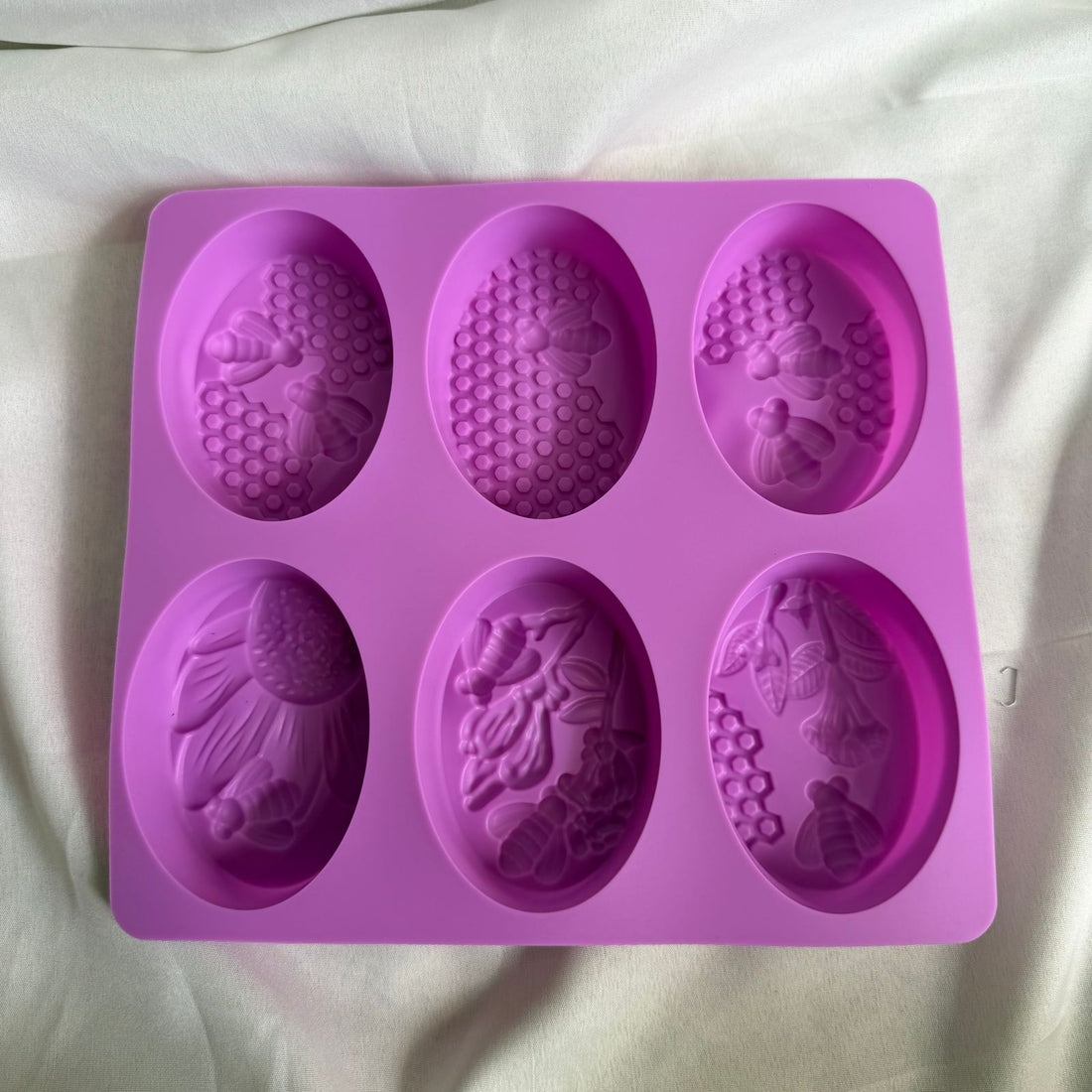 Oval honeybee mould