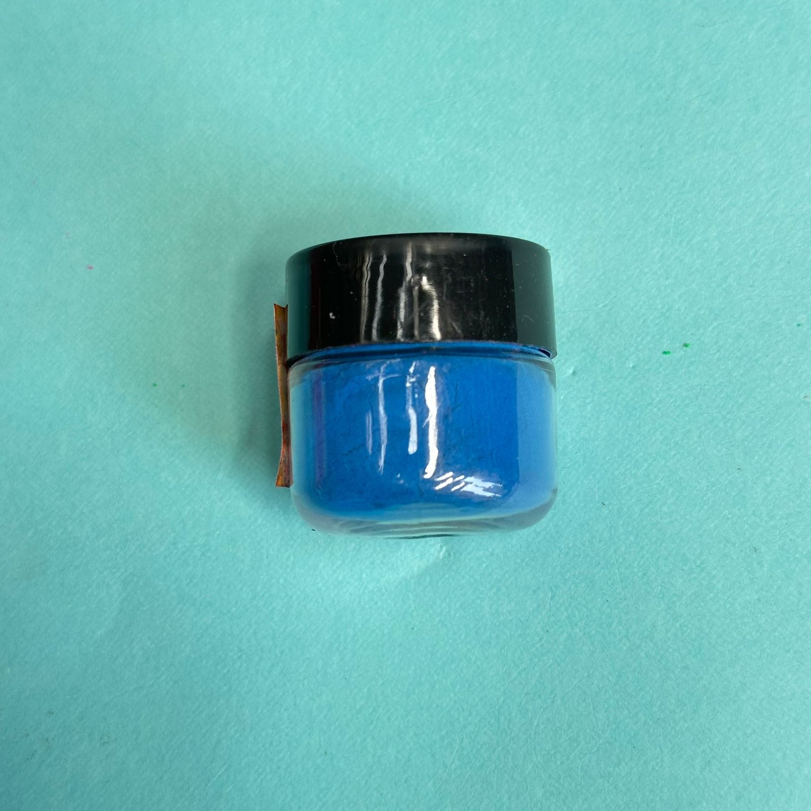 Oil soluble candle wax florescent pigment