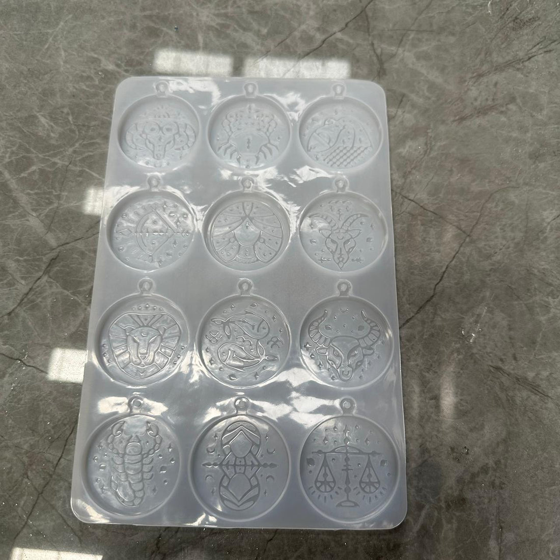 12 cavity zodiac sign keychain & pendant mould