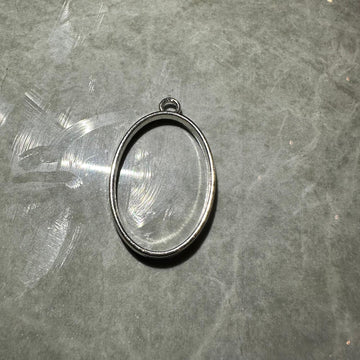 Oval silver bezel