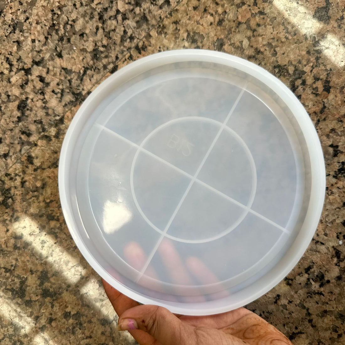 Round tray with angular boundary big