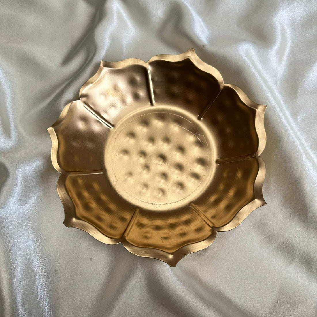 Metal urli lotus pond