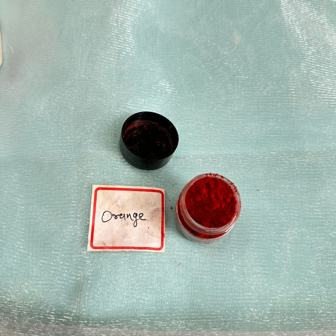 Oil soluble candle wax pigment