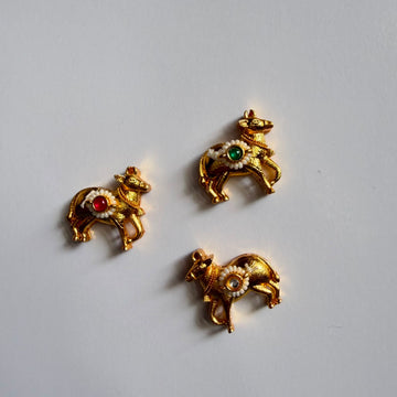 Kundan rakhi charm nandi (cow)