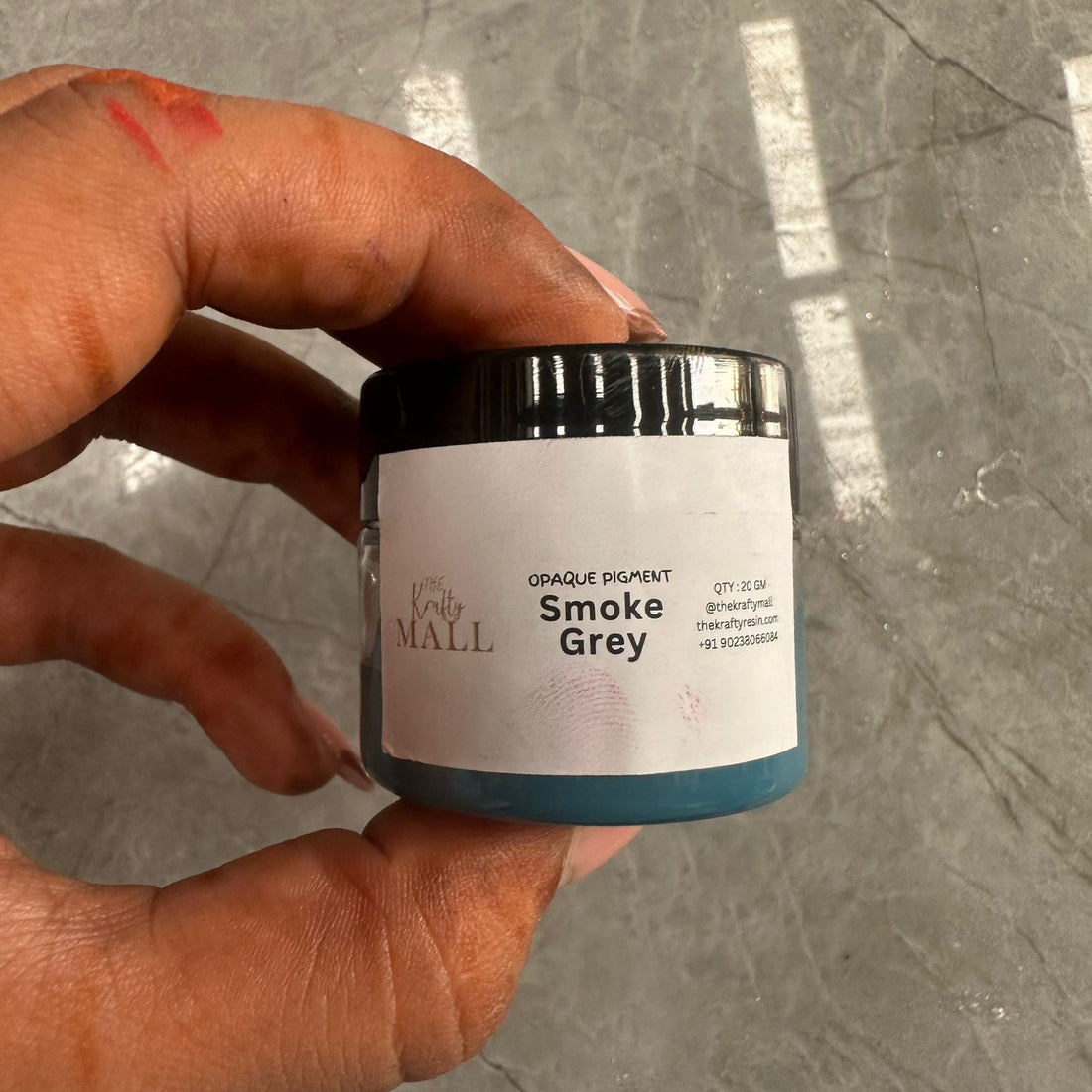 Smoke grey opaque pigment