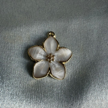 White flower charm