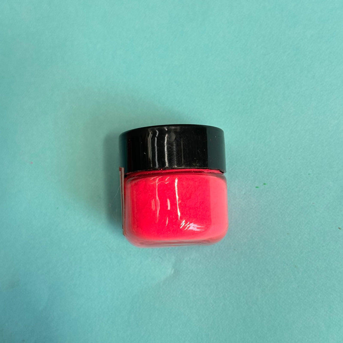 Oil soluble candle wax florescent pigment