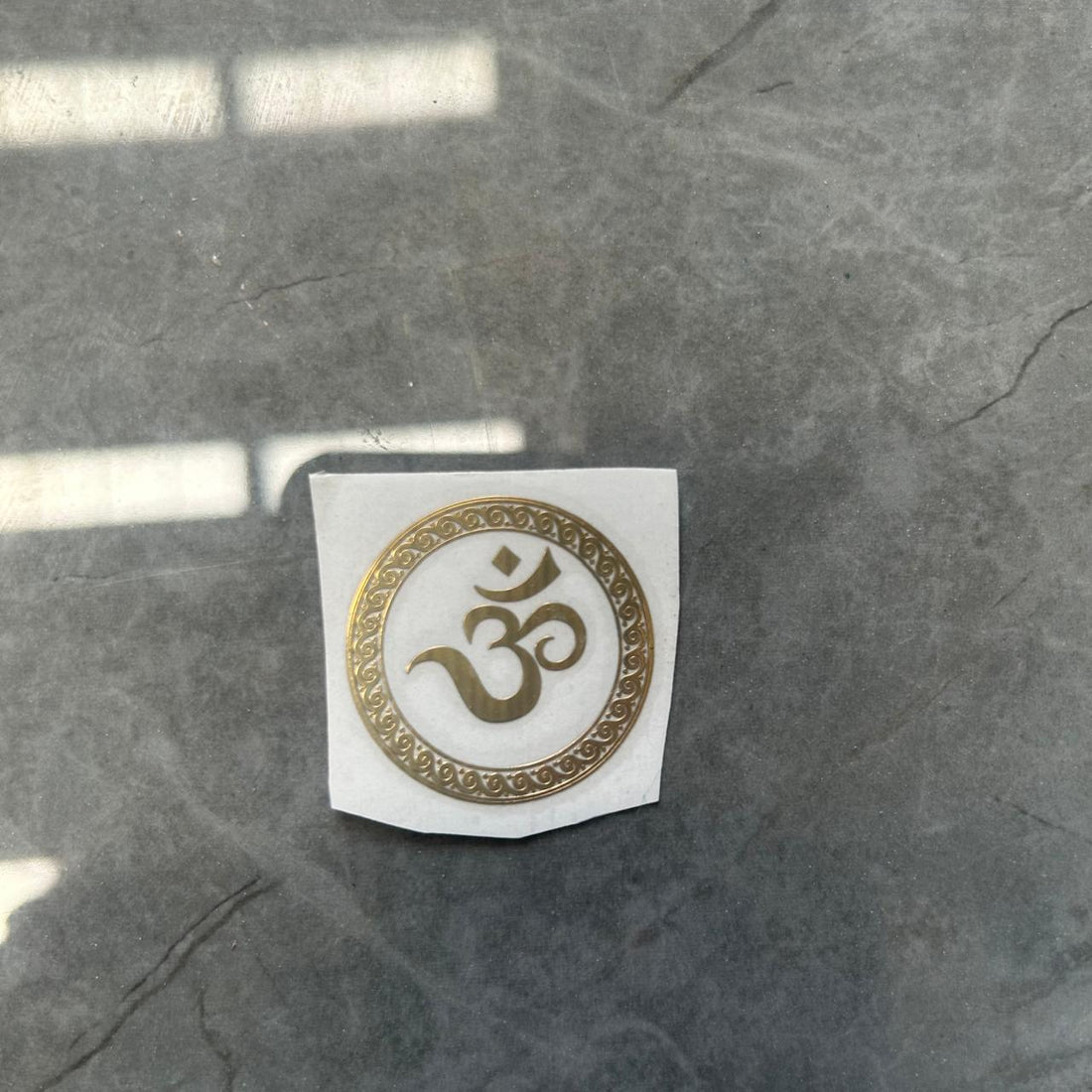 Om designer sticker