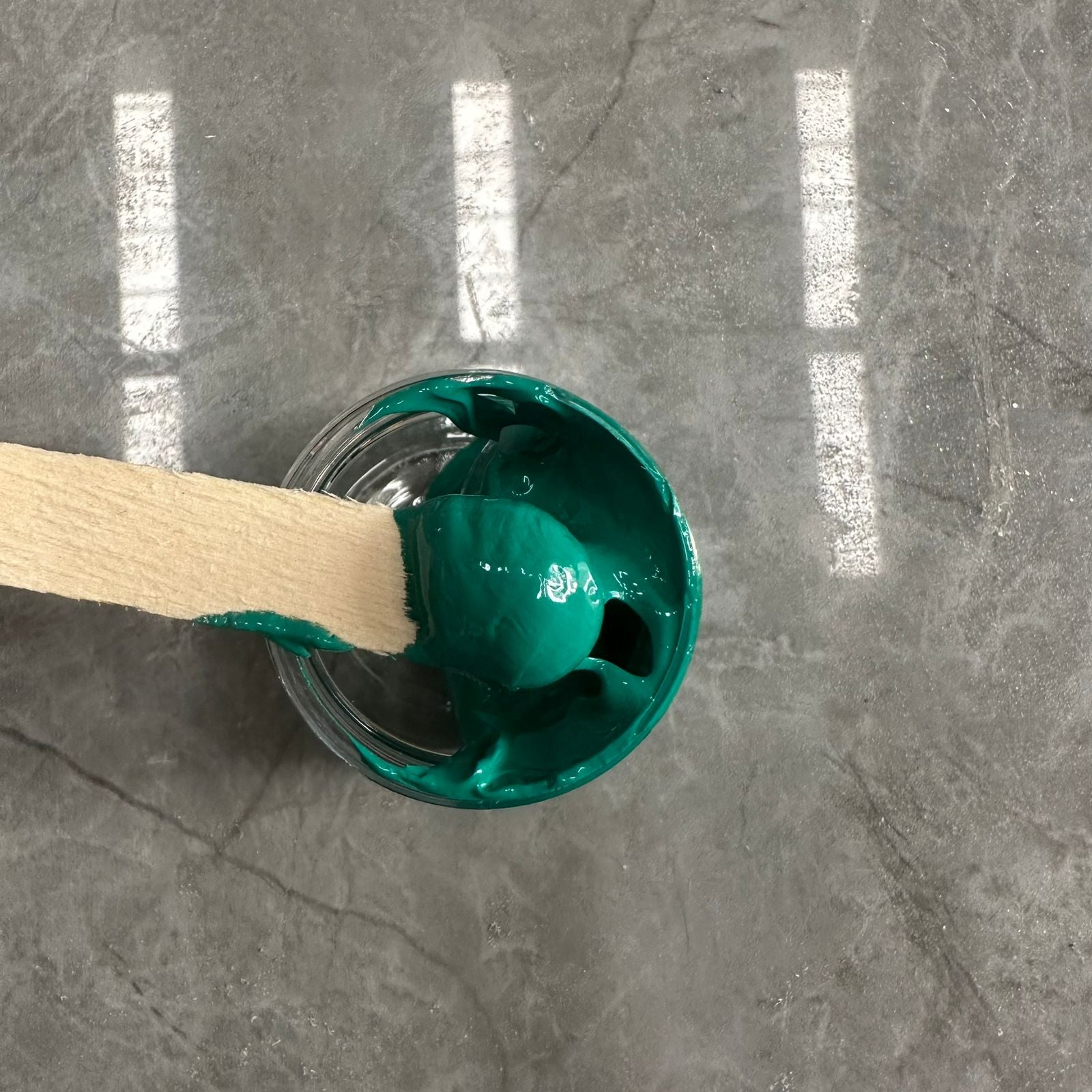 Emerald green opaque pigment