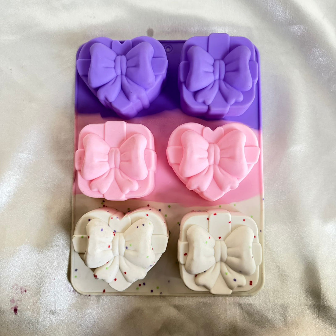 6 cavity heart & square bow mould