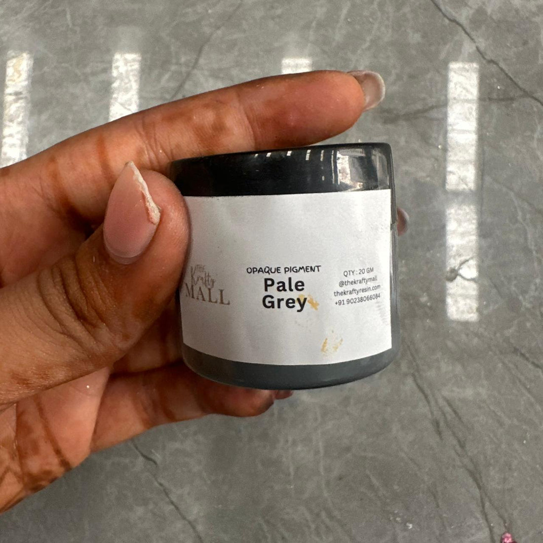 Pale grey opaque pigment