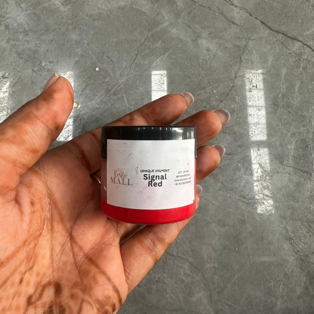 Signal red opaque pigment