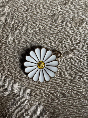 White daisy charm