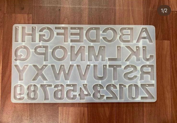 छेद के साथ वर्णमाला साँचा