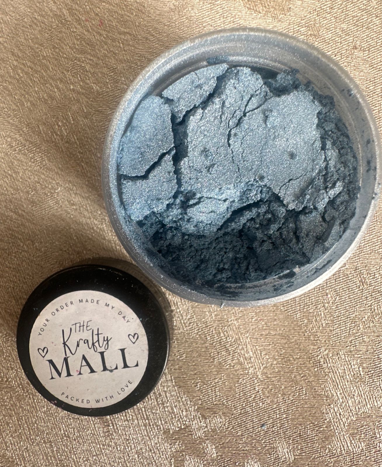 Light blue pearl pigment