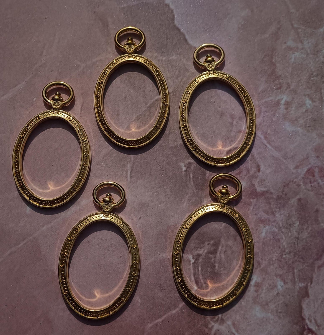 અંડાકાર વિન્ટેજ ફ્રેમ ફરસી